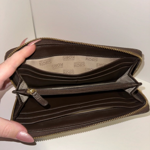 Michael Kors EUC Brown Signature Grained Coated Canvas and Leather Wallet - Picture 8 of 17